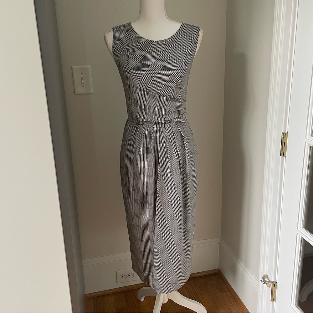 MaxMara dress runs small. Fit like a size 4. Lmk if you need measurements